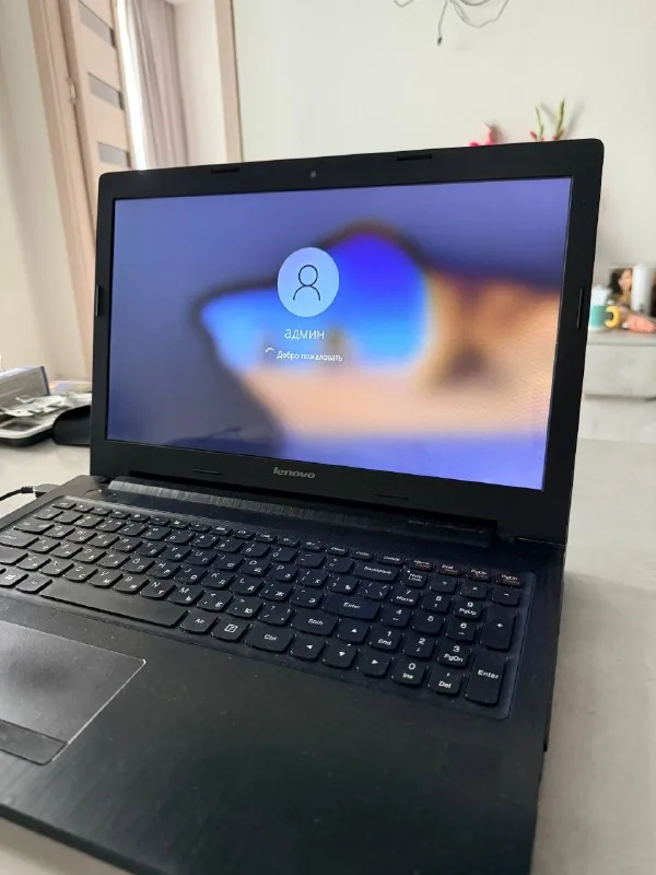 Ноутбук Lenovo с беспроводной мышью 1