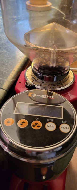 минибар-холодильник, профессиональные кофемашина и кофемолка 3