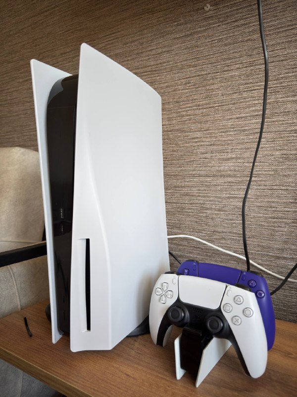 PlayStation 5 с дисководом и белым геймпадом