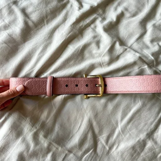 Ремень Gucci, босоножки Red Valentino, сумка Burberry