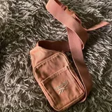 Красный пиджак H&M, черный пиджак H&M, костюм для йоги, юбка, кофта Reebok, туника Reebok, юбка, ветровка Waikiki, сумка Reebok, юбка, шорты Zara 8