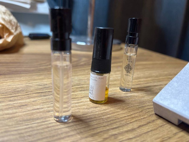 Майка, юбка миди, кожаный ремень, белый тоут, спрей для волос, дымка, духи 9