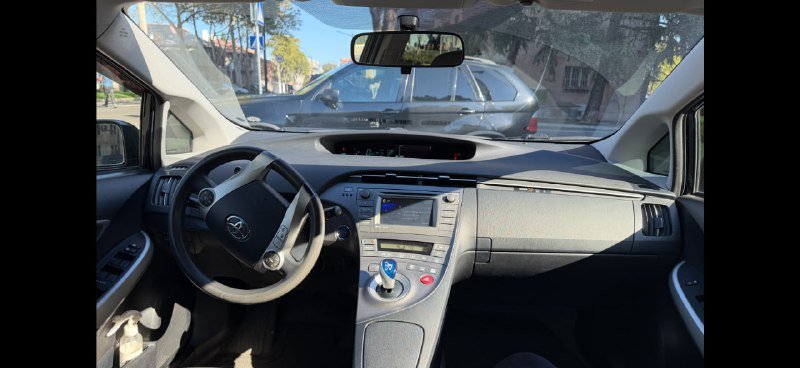 Toyota Prius 2012 г., гибрид, 180000 миль, комплект зимних покрышек 7