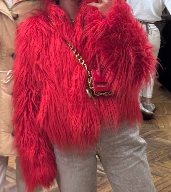 Красная и синяя пушистые куртки женские