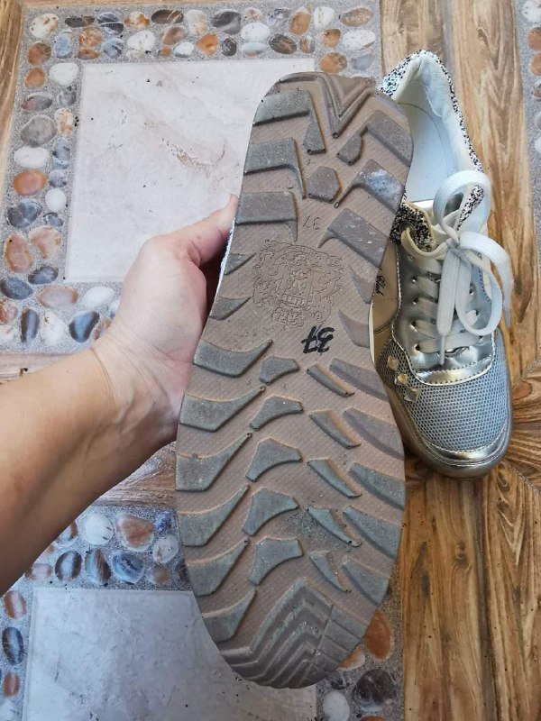 Женские кроссовки в хорошем состоянии 2