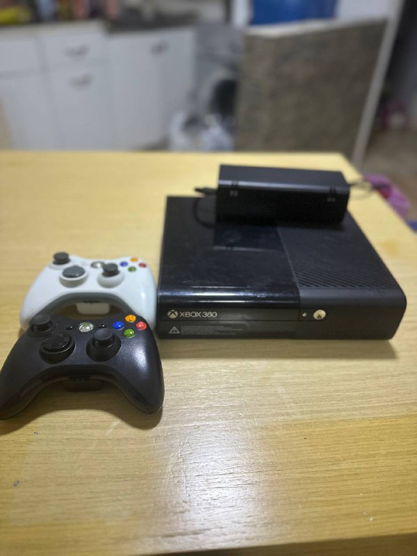 Игровая приставка Xbox 360, два контроллера 2