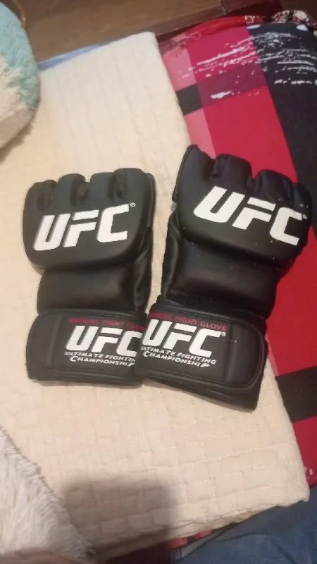 UFC перчатки