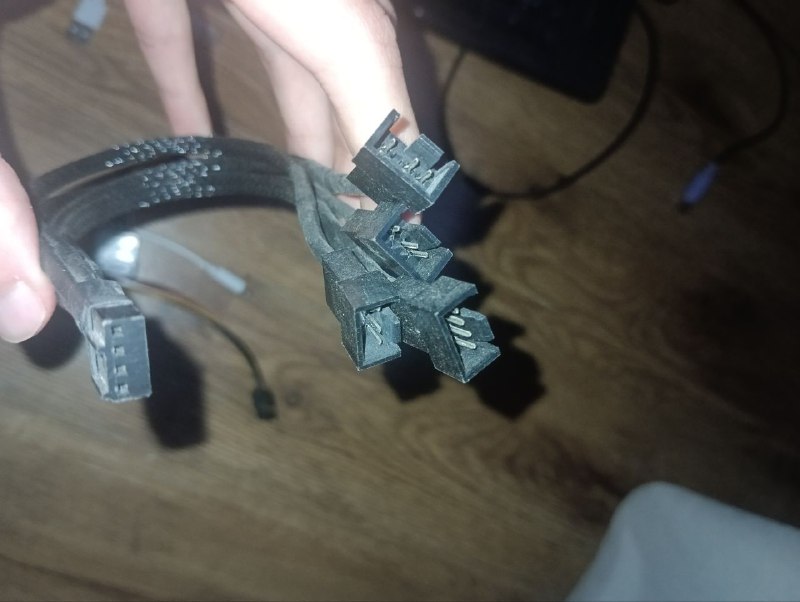 Various cables and chargers 4