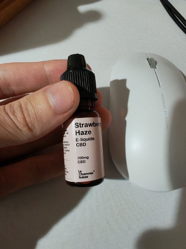 E-liquid Strawberry Haze CBD 700mg (half bottle)