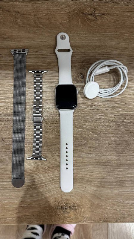 Apple Watch SE 2 44 мм с браслетами и защитой дисплея