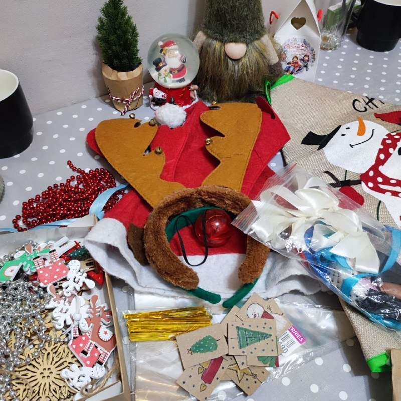 Новогодняя коробка с игрушками и украшениями