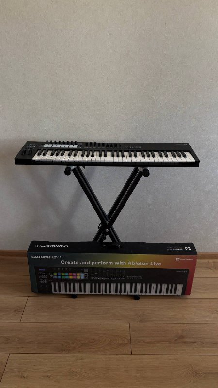 MIDI контроллер Novation Launchkey 61 MK3