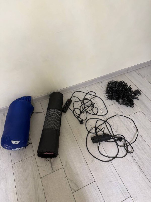 Подставка для ноутбука, удленители, спальный мешок, коврик для йоги, гирлянды, книги