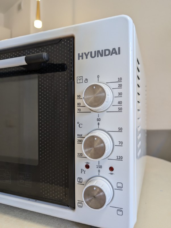 Духовка Hyundai с противнями и решёткой 3