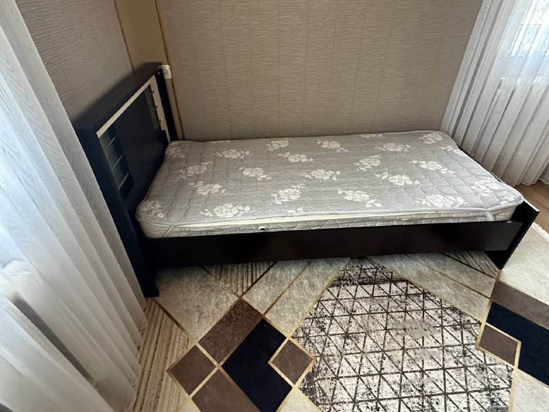 Кровать с матрасом, наматрасником, 2 тумбочки, трюмо 7