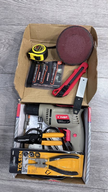 набор инструментов с дрелью и аксессуарами