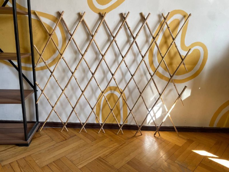 Синие бокалы, банки Ikea, шпалера, полочки, вентилятор, обогреватель, вафельница, духовка, зеркало 3