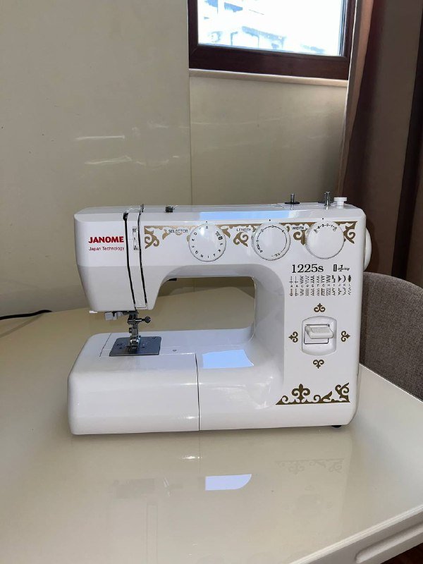 Швейная машинка Janome с педалью и набором аксессуаров