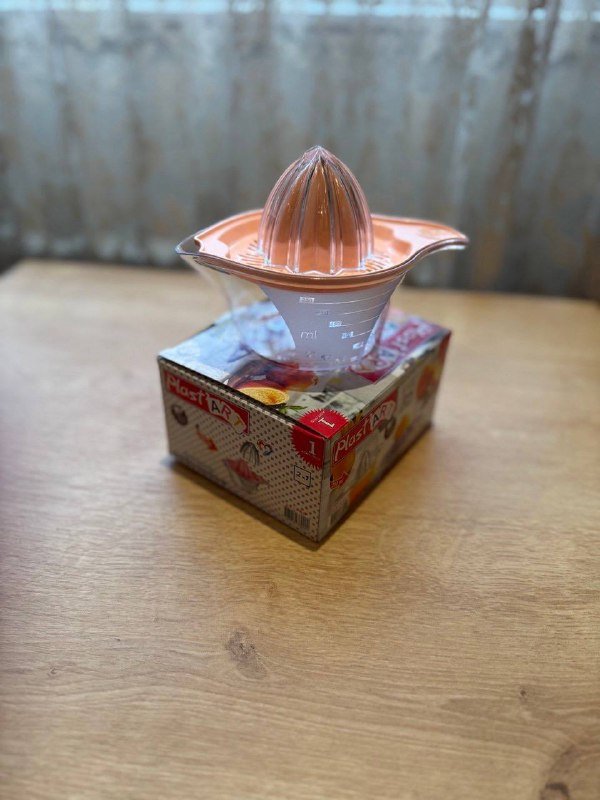 Лимоновыжималка, бутылки с крышкой, таблетки и соль для посудомойки