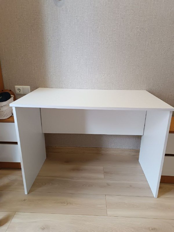 Стол компьютерный белый