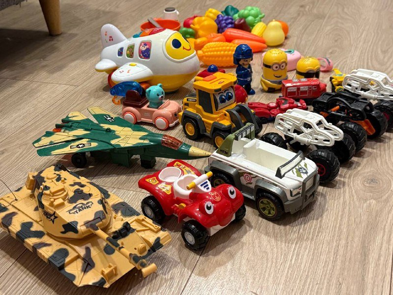 Детские игрушки: машинки, самолеты, фрукты, игровая кухня