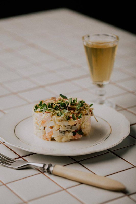 Русская кухня в Welcome Drink: оливье, крабовый салат, сайра 4