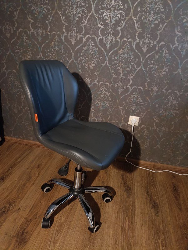 Лампы, стол, рабочее кресло Chairman 4