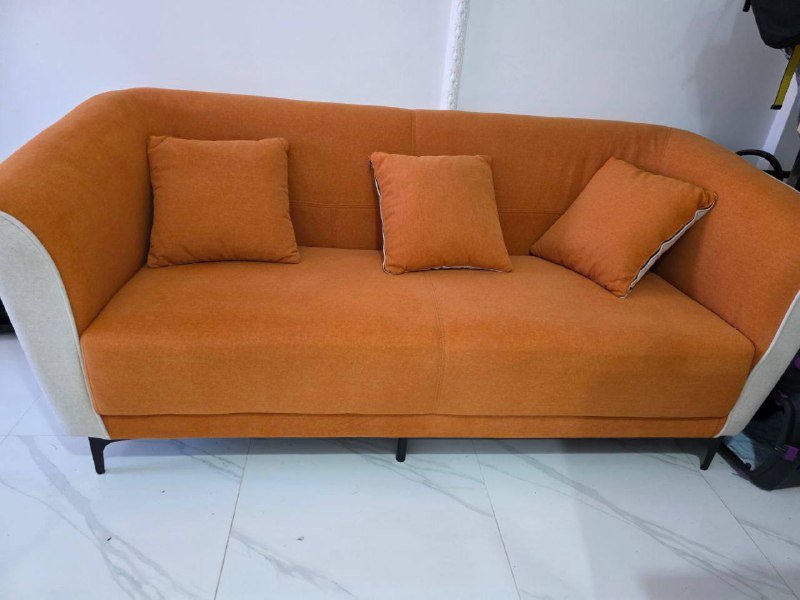 Диван с подушками оранжевый