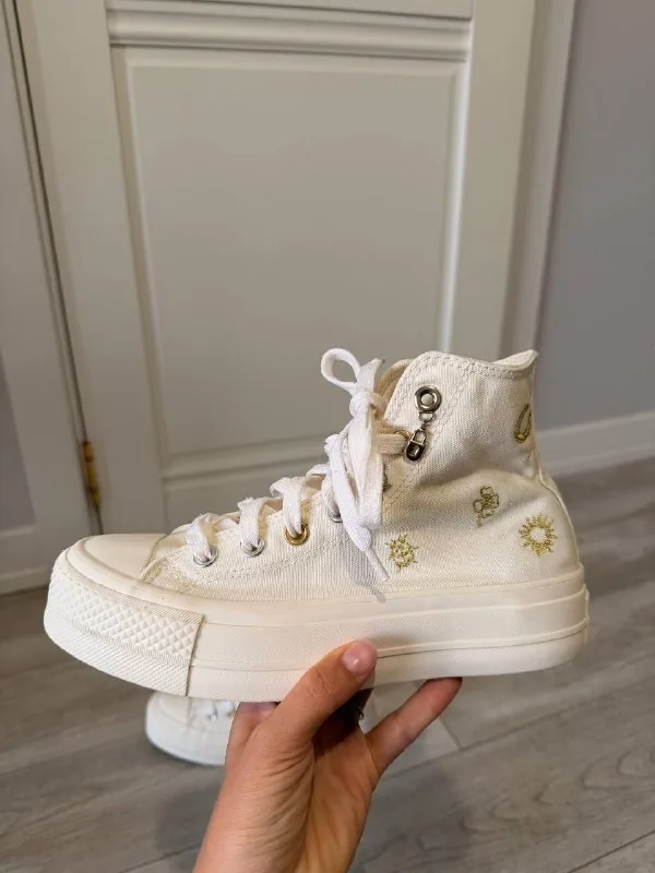Кеды Converse, кроссовки The North Face, Nike Air Jordan 1