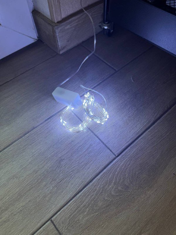 Стеллаж, умные весы Xiaomi, брюки, пиджак Zara, гирлянда, наушники JBL, фотоаппарат Зенит 5