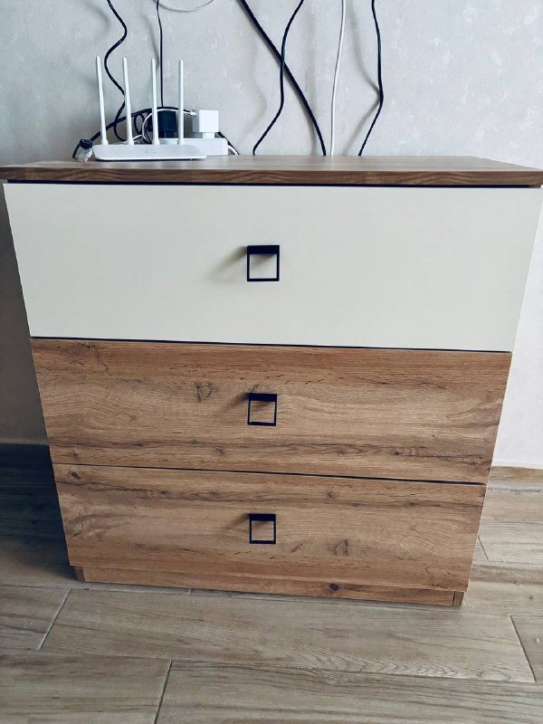 Стол с выдвижным ящиком, комод, офисный стул 3