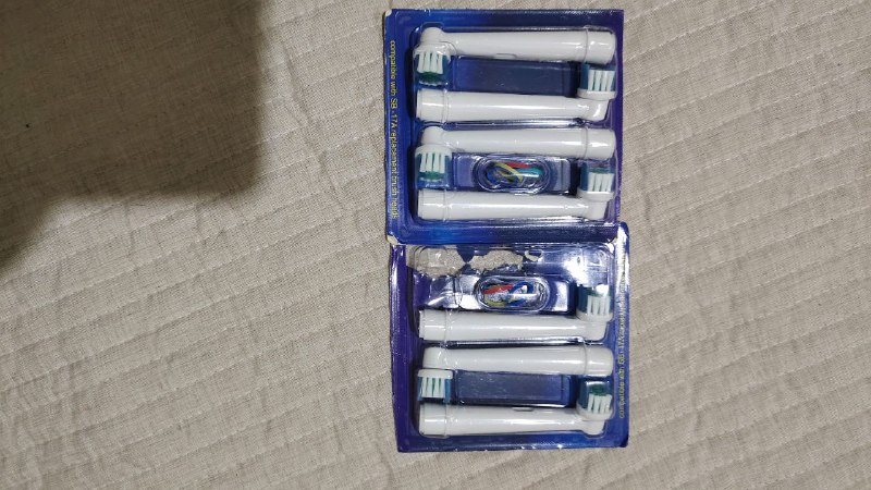 Электрическая зубная щётка Oral B с насадками 2