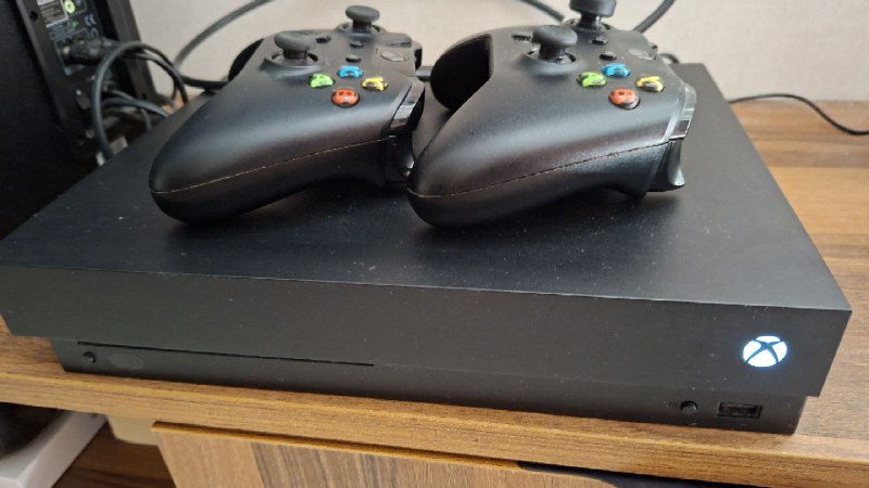 Xbox One X 1 TB, два геймпада 1