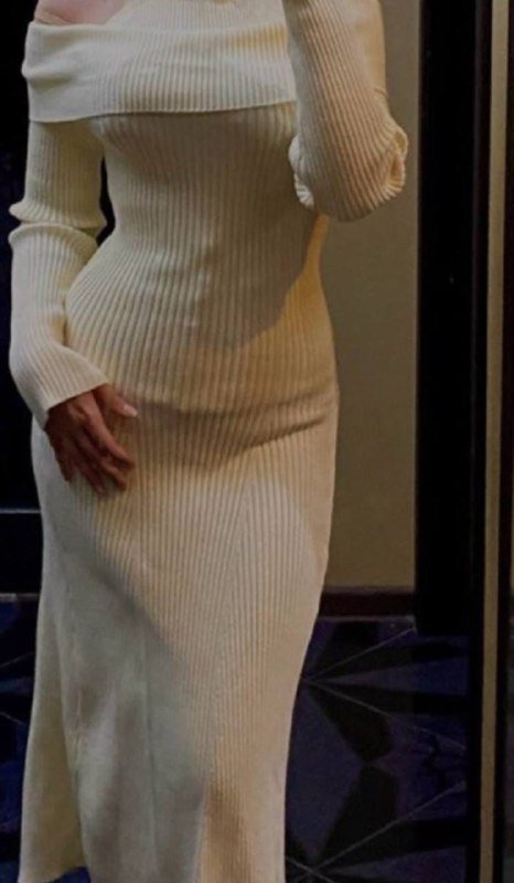 Пальто, платья, джинсы, кроссовки New Balance, полка 5