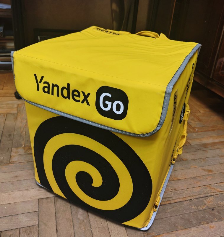 Сумки YandexGo с ремнями для крепления