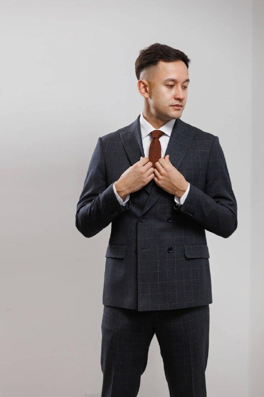 Мужской двубортный костюм