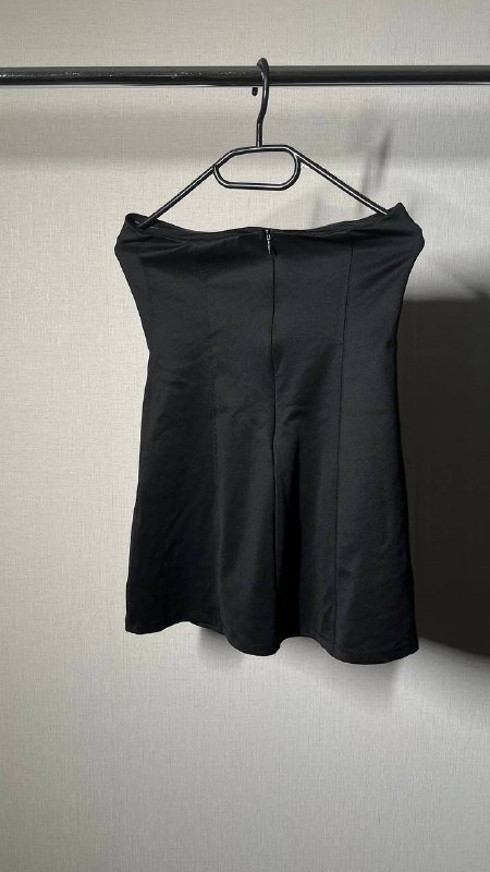 Черное платье-бюстье и длинные перчатки