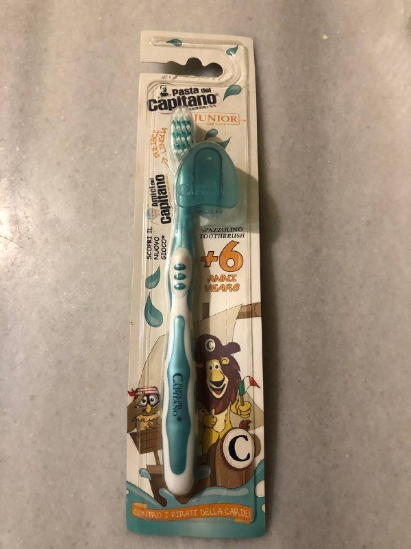 Детская зубная щётка с защитным колпачком