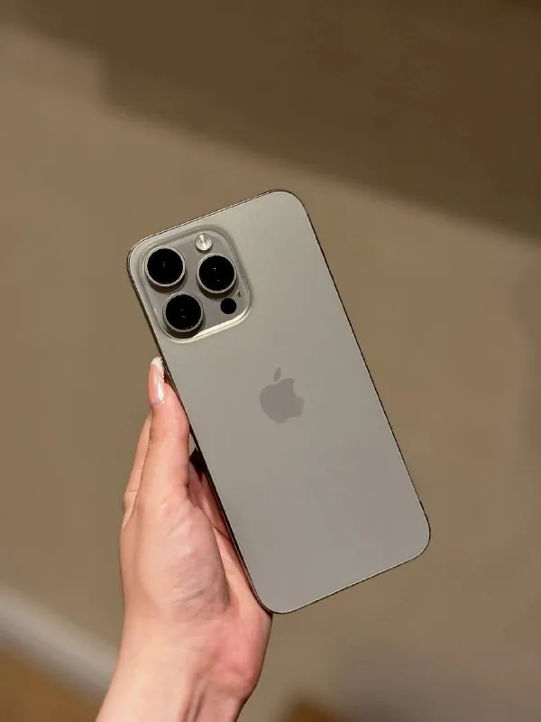 iPhone 15 Pro, MacBook Air M2, AirPods Max 1