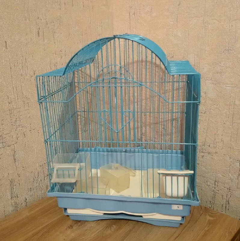 Голубая клетка для птиц и грызунов с кормушками