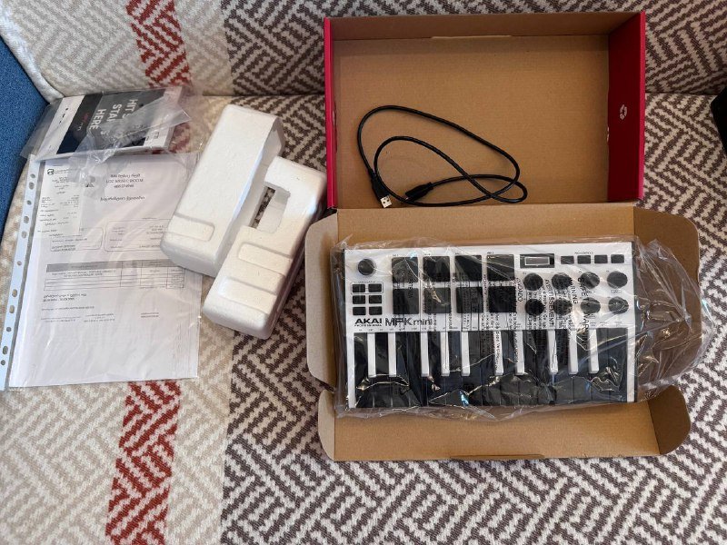 MIDI клавиатура AKAI MPK mini 4