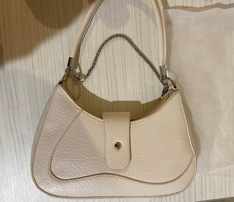 Белая вместительная сумочка с ремешками