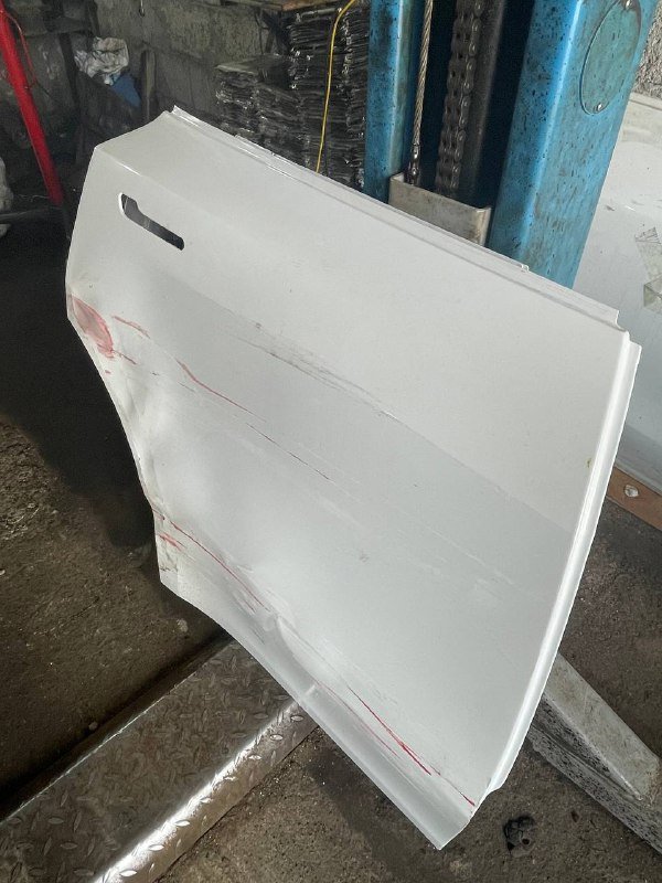 Поврежденная задняя правая дверь Tesla Y белый жемчужный