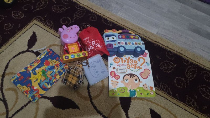 Детские игрушки и книга