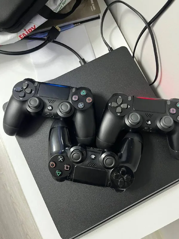 Jailbroken PS4 Slim 1TB with 3 controllers 1