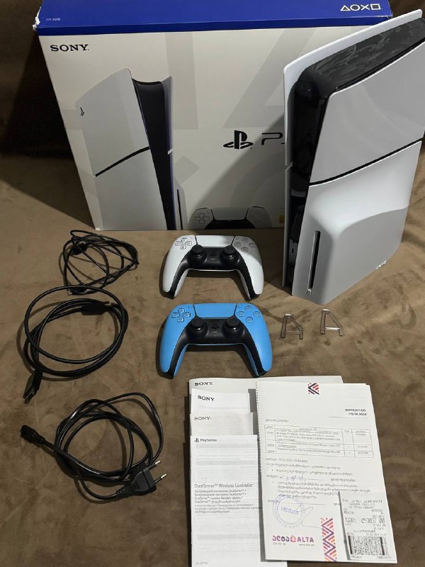 Playstation 5 Slim Disk Version, два джойстика, кабели, документы