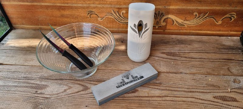 Набор ножей, точилка и подсвечник