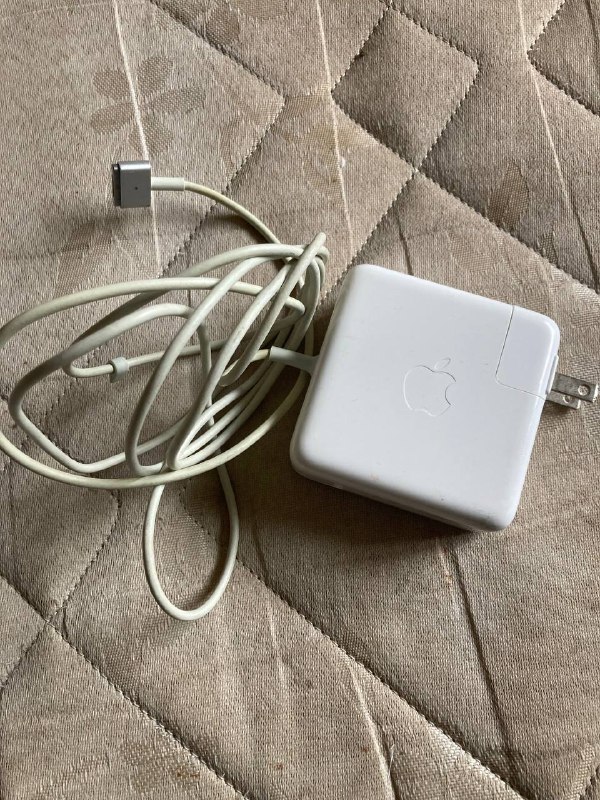 Павербанк, зарядка Macbook, вентилятор, машинка для сигарет, часы, Macbook Pro с монитором 3