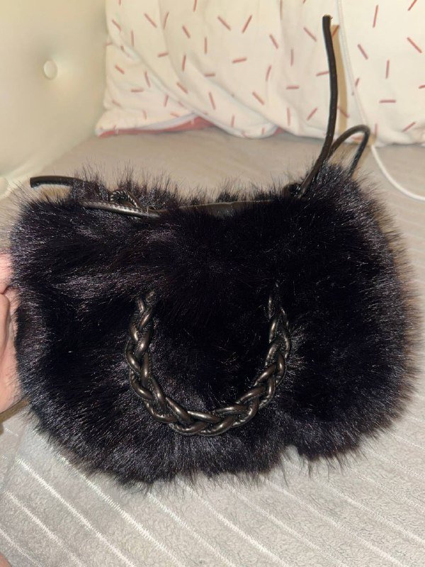 черная пушистая сумка, ботинки нью рок, кеды hello kitty bershka