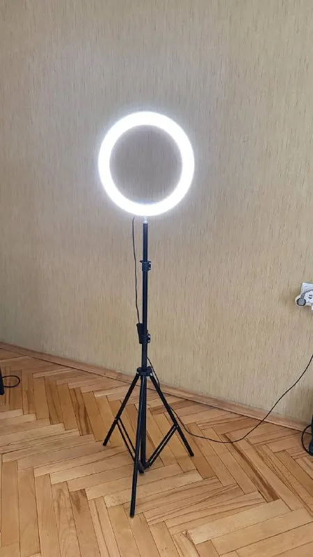 Кольцевая LED-лампа на штативе 1